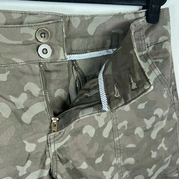 Market & Spruce Women's Camellia Cargo Shorts Olive Green Camo 5" Inseam  Size 8 - Picture 7 of 10